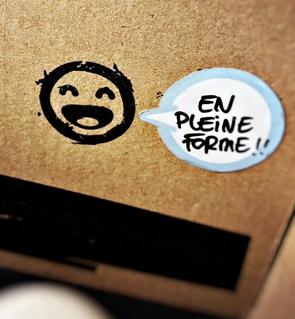 Stickers illustrés avec un visage et un message sur une boîte Run, Art & Box.