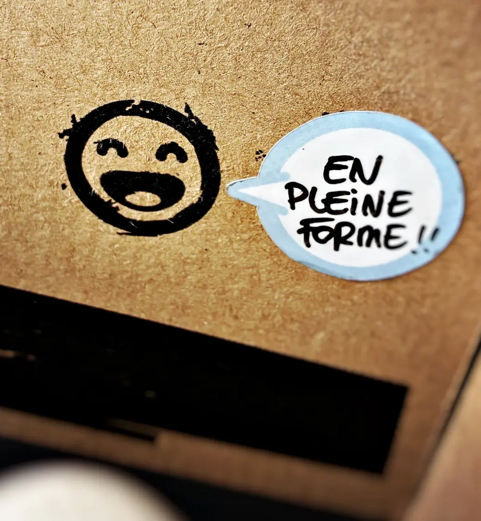 Stickers illustrés avec un visage et un message sur une boîte Run, Art & Box.