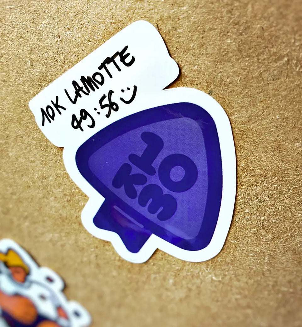 Stickers superposés sur une boîte Run, Art & Box pour illustrer son évolution.