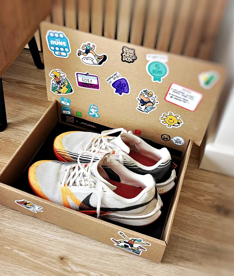Boîte Run, Art & Box personnalisée avec des stickers et une paire de chaussures de running.