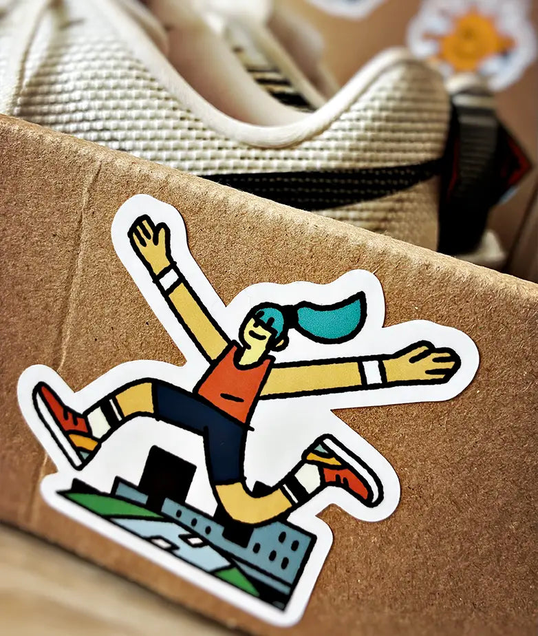 Sticker illustré apposé sur la boîte Run, Art & Box.